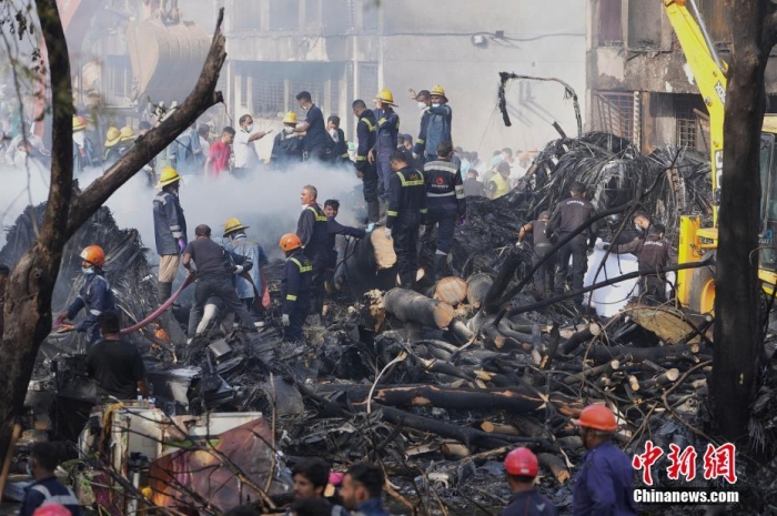 当地时间6月12日，印度航空一架客机在执飞艾哈迈达巴德至伦敦(📅)盖特威克航线时在飞行过程中坠毁，航班上共有242人。据外媒报道称，飞机坠毁在当地的(📝)一所医学院的宿舍区内。据路透社报道，现场找到的尸体可能包括乘客与地面的遇难者。根据现场拍摄的照片和视频显示，飞机残骸散落在建筑物周围，机身卡在了建筑物顶部。图为搜救队在飞机坠毁现场进行(🆘)救援。图/视觉中国